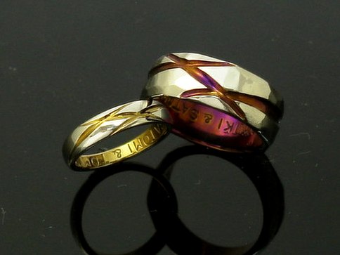 クロスさせた彫りのあるチタン結婚指輪