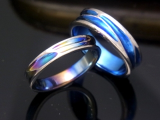 カラー彫りチタン結婚指輪
